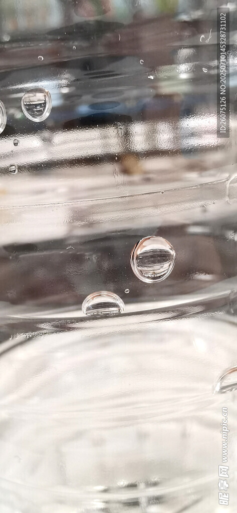 透明矿泉水瓶上的水珠
