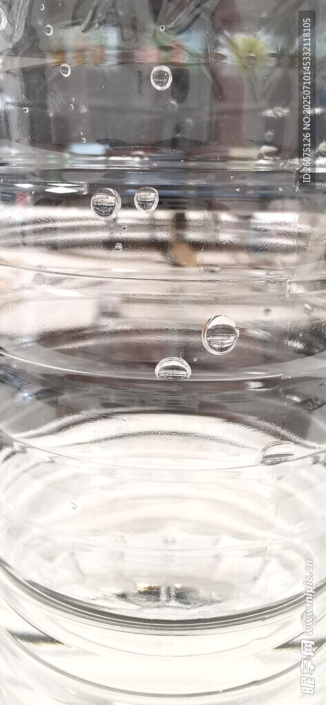 矿泉水瓶上的水珠特写