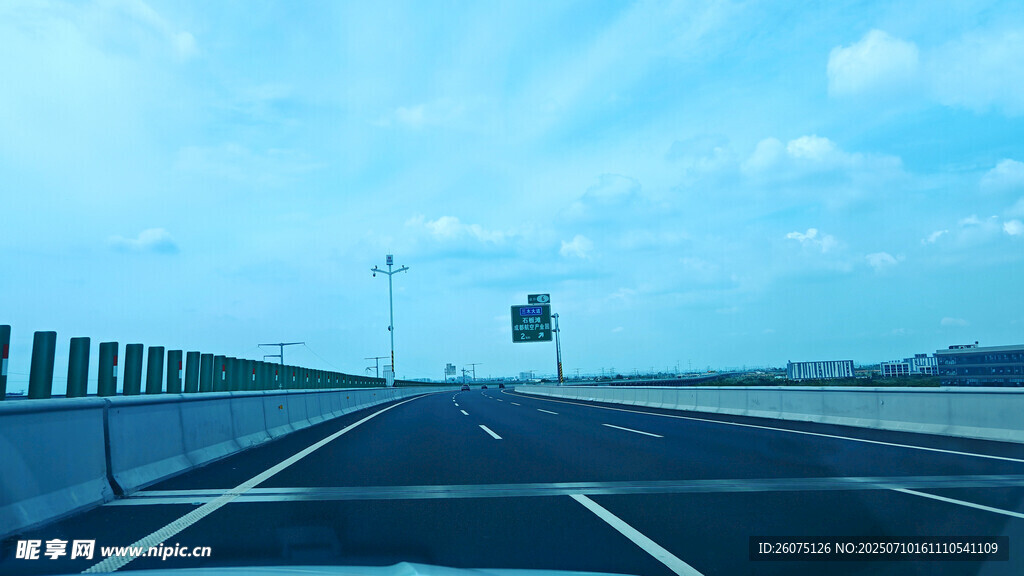 宽阔公路伸向远方