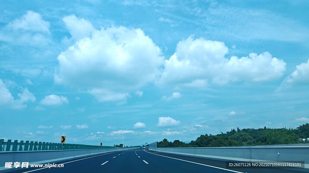 宽阔公路蓝天白云风景美