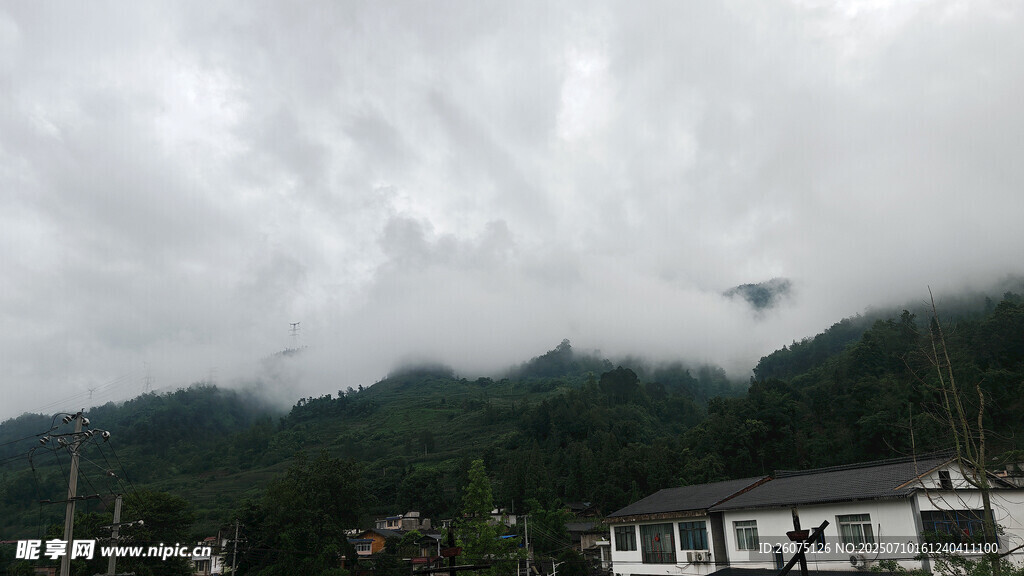 山间云雾缭绕的村落景色