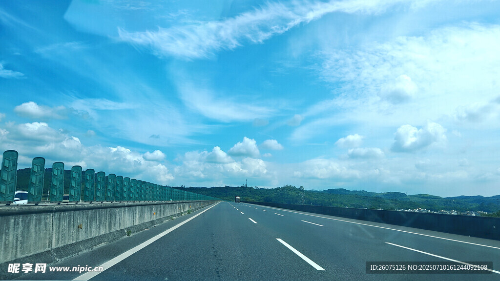 蓝天白云下的宽阔公路