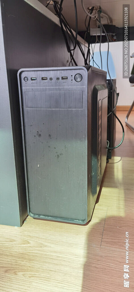 电脑主机箱黑色金属质感设备展示