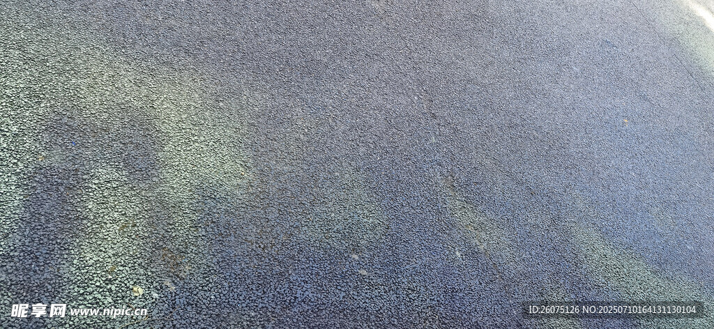 阳光斑驳的沥青路面