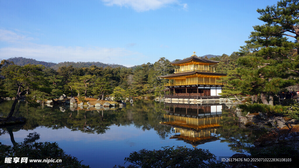 金阁寺倒映于宁静湖水