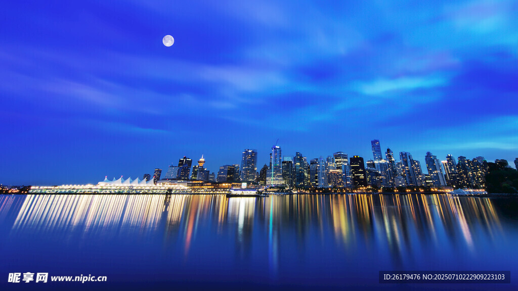 城市夜景下的静谧水面