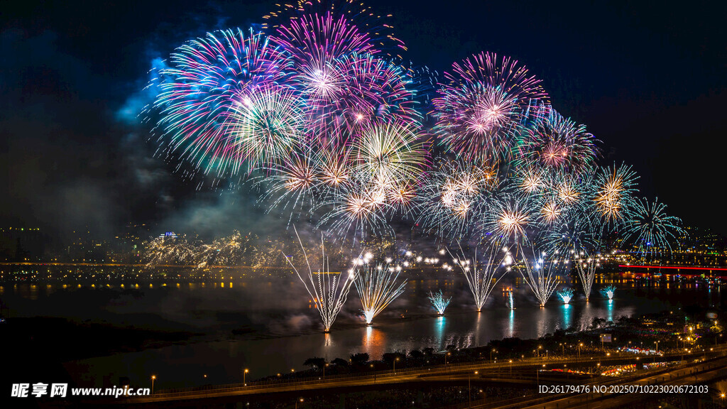 城市夜空绚烂烟花绽放