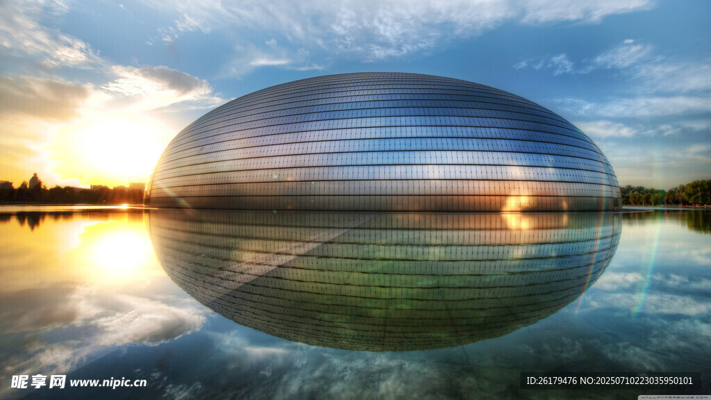 湖畔金属圆建筑映夕阳美景