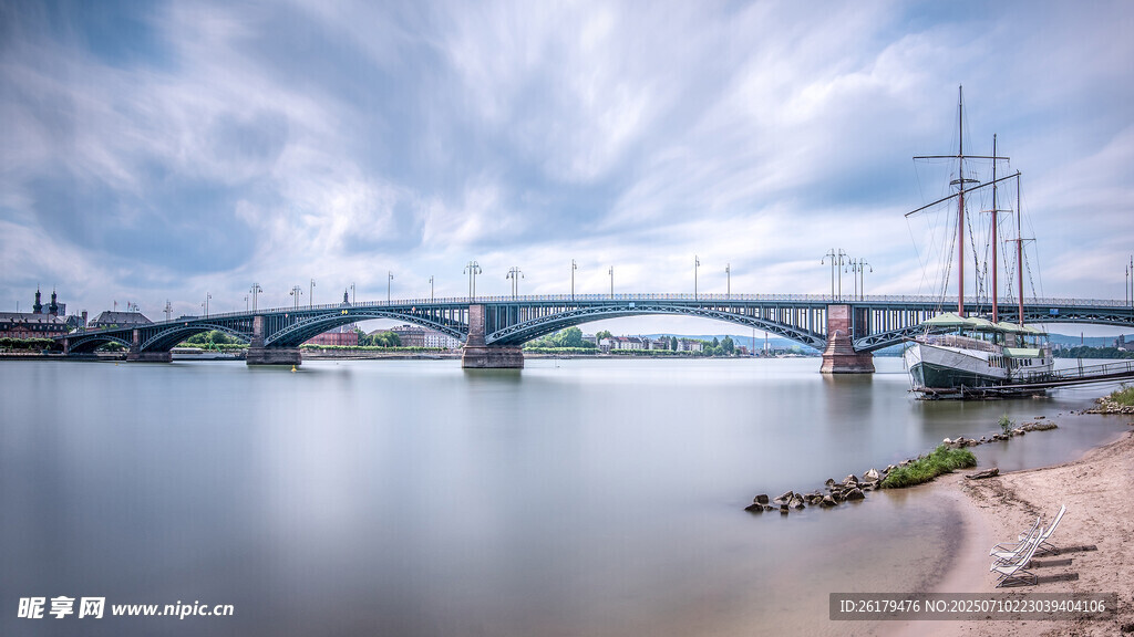 河畔桥梁风景
