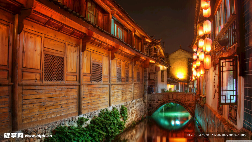 古巷夜景小船悠悠穿行