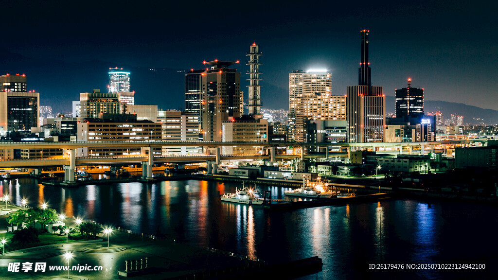 城市夜景璀璨灯火映江面