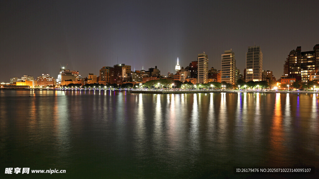 城市夜景下的静谧水面