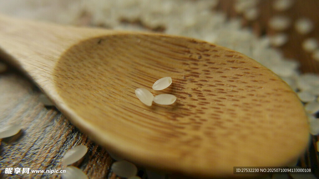 木勺上的几粒大米