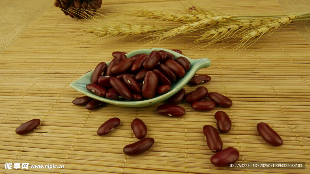 木盘里的饱满红豆