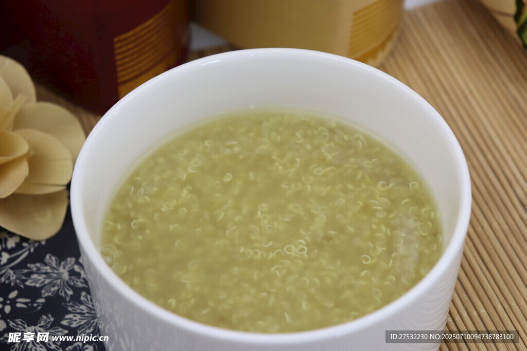 一杯清香的绿色糊状饮品