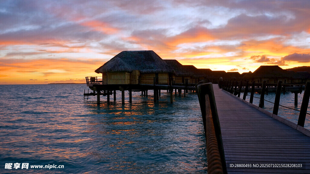 夕阳下的海上木屋美景