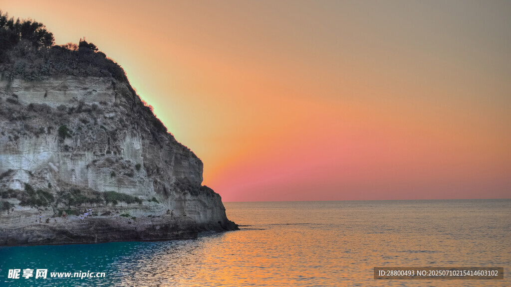 夕阳下的海边悬崖美景