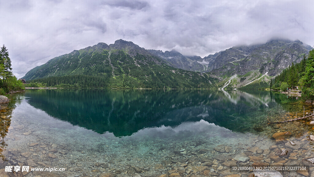 高山湖泊的静谧美景