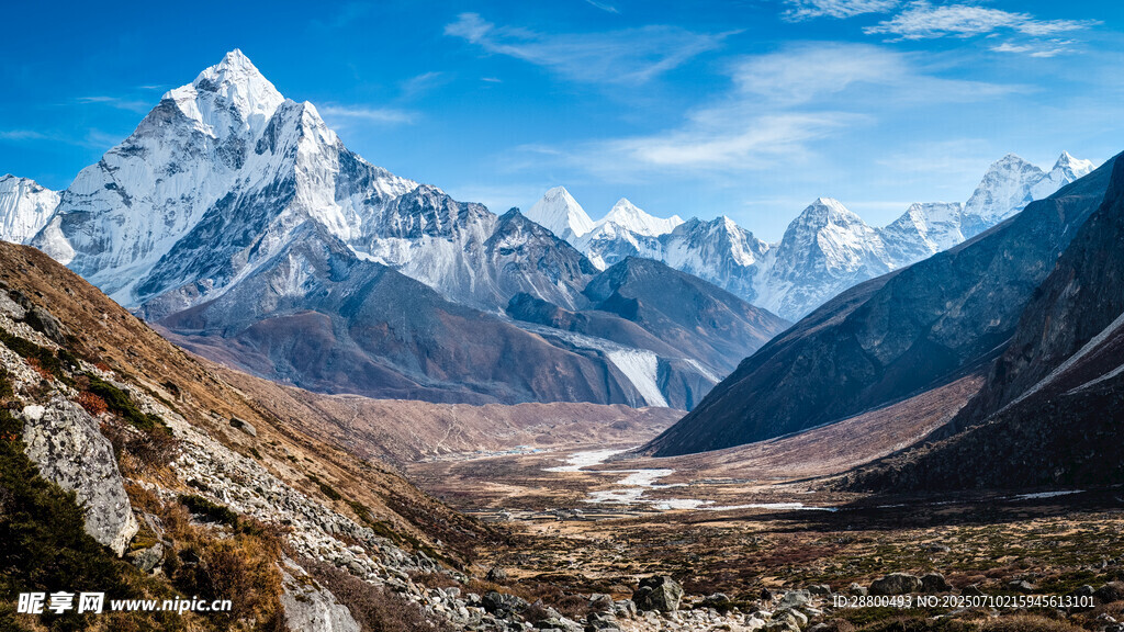壮丽雪山山谷景观