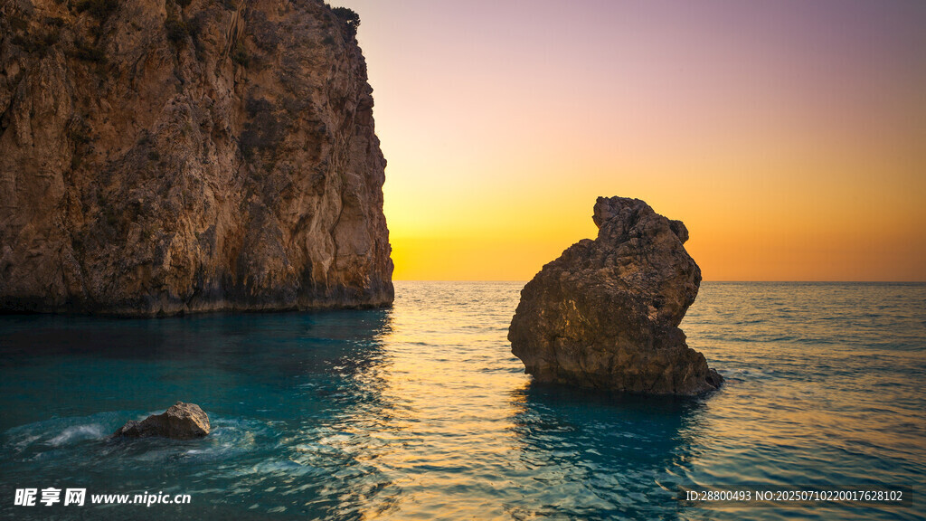夕阳下的海边岩石美景