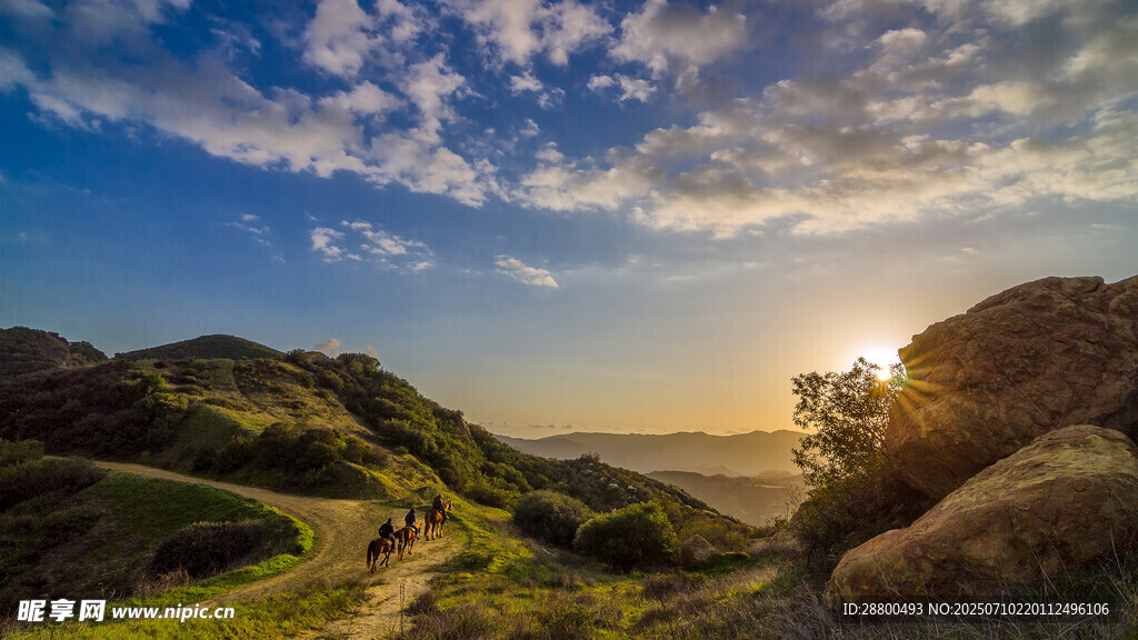 山间夕阳下的美丽风景