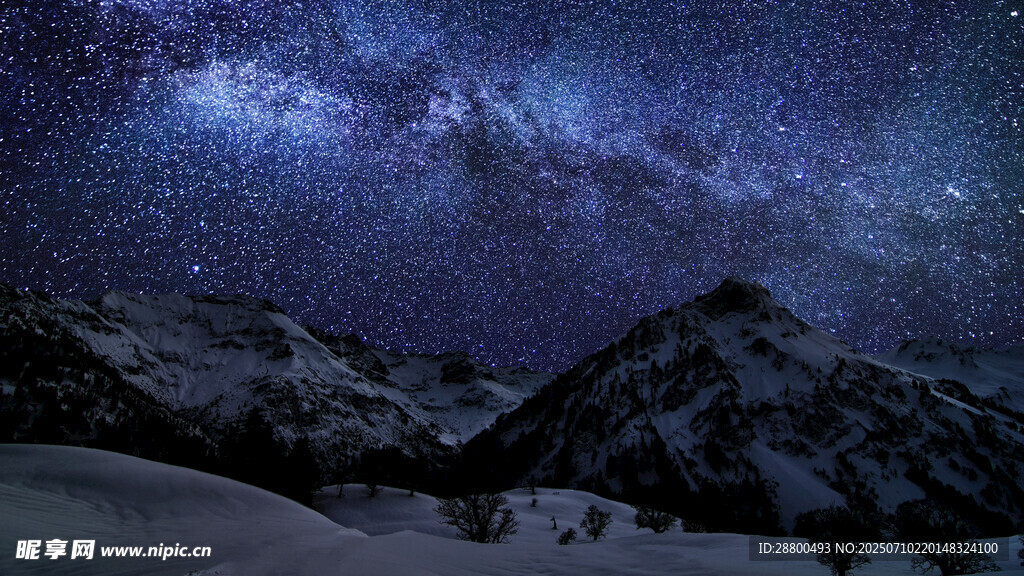 雪山之上的璀璨星空