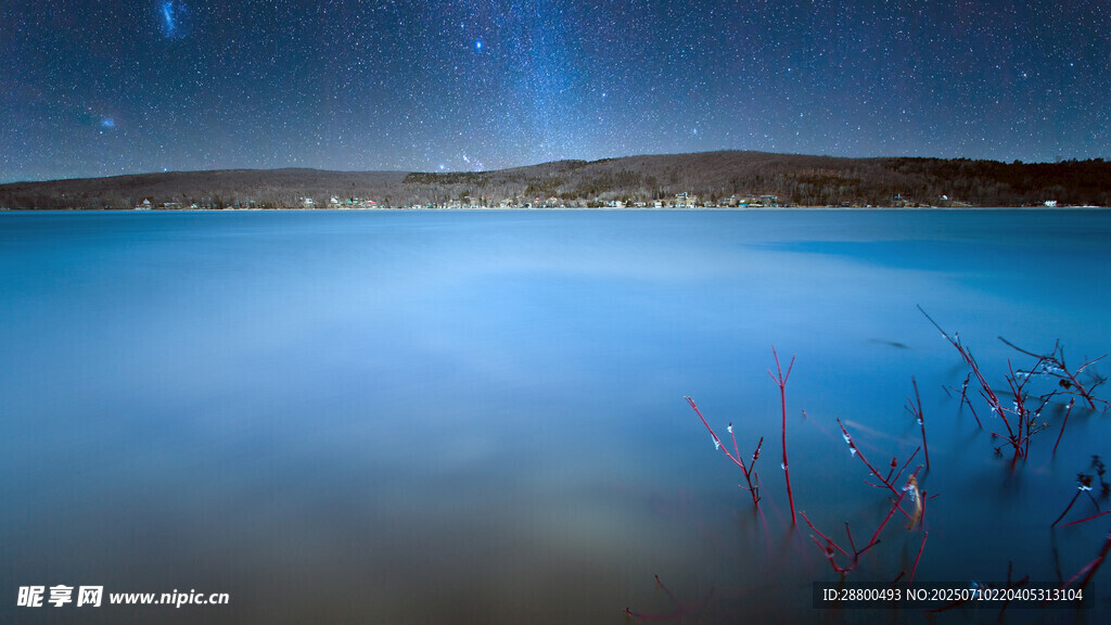 梦幻蓝调夜空下的静谧湖景