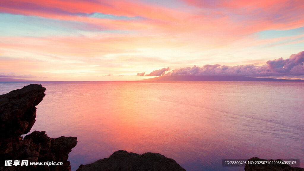海边绚丽晚霞波光粼粼