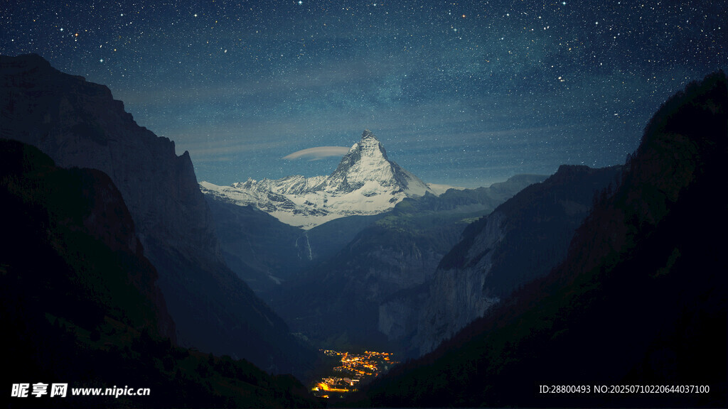 山间夜景雪峰与灯火辉映