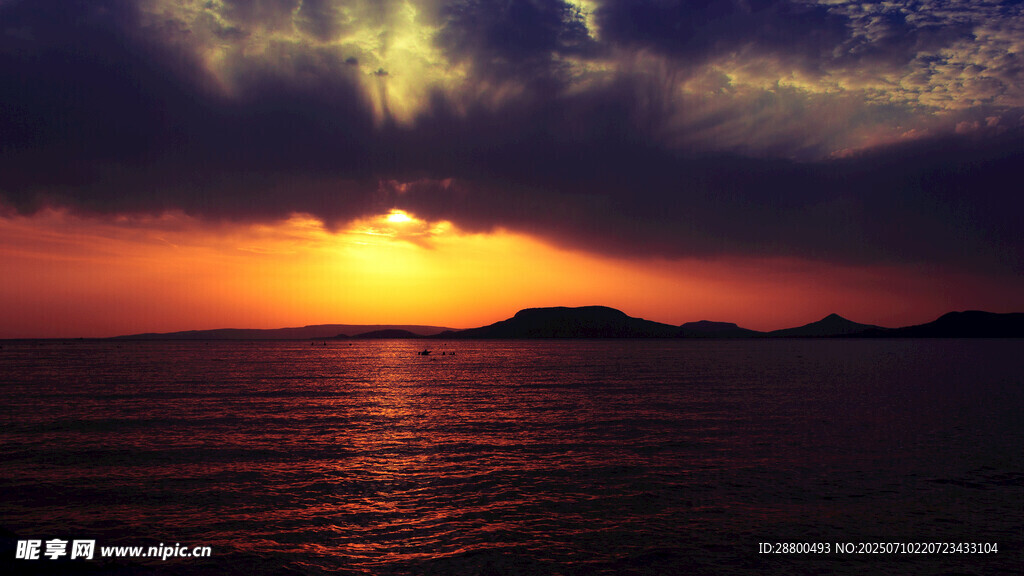 海上日落云霞绚烂