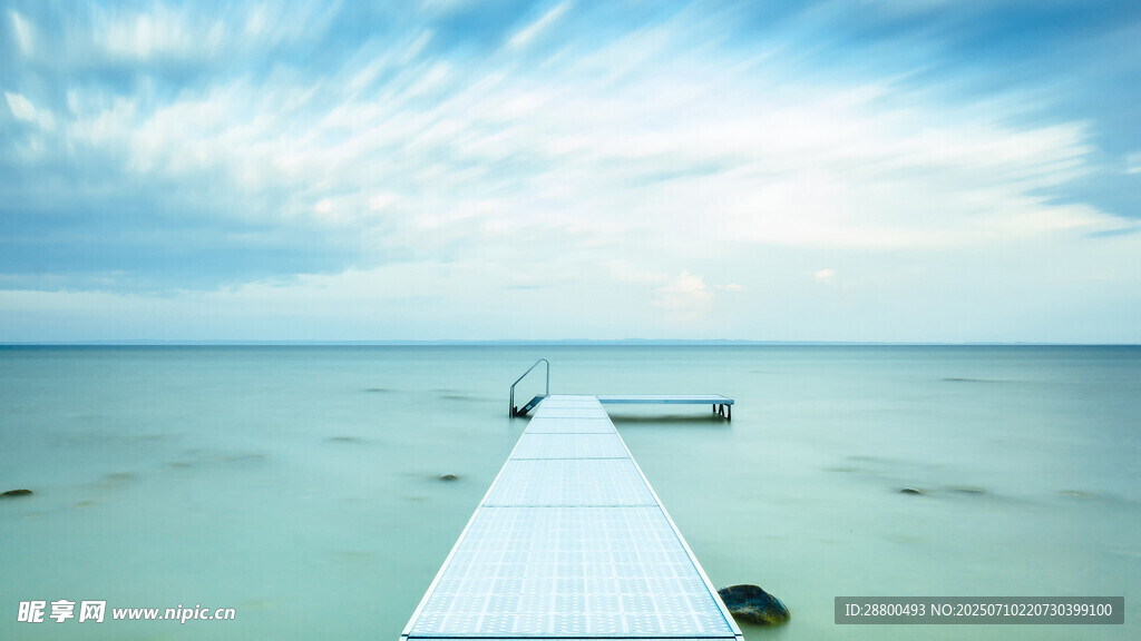 海边栈桥伸向广阔天际