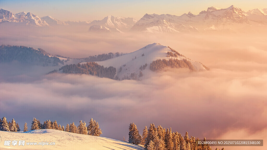 雪山云海间的壮丽景致