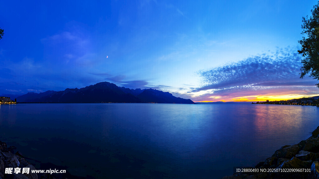 湖畔绝美黄昏景色