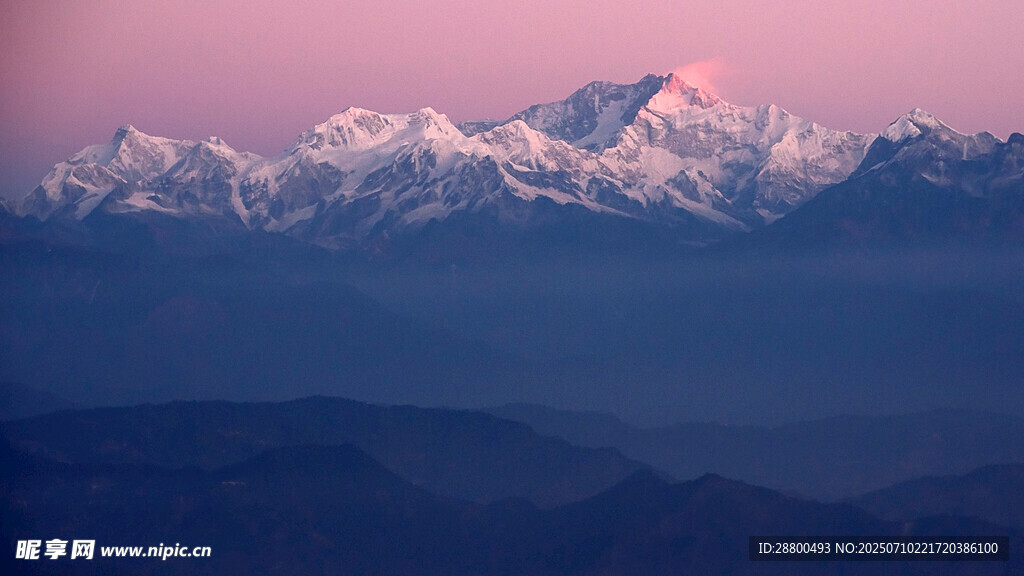 壮丽雪山日出美景