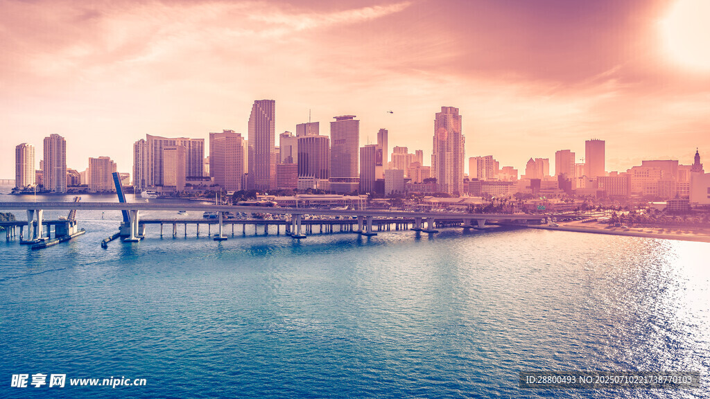 城市天际线与海滨美景