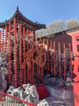 古建前的祈福牌装点景象