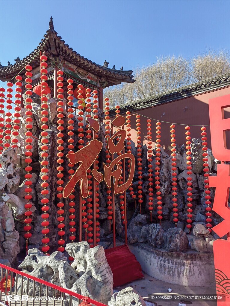古建前的祈福牌装点景象
