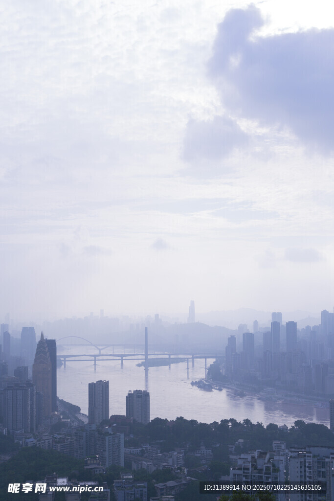 城市天际线与河流景观