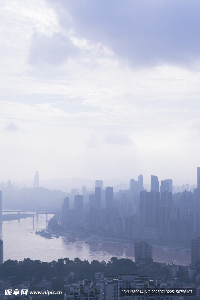 雾霭中的城市江景