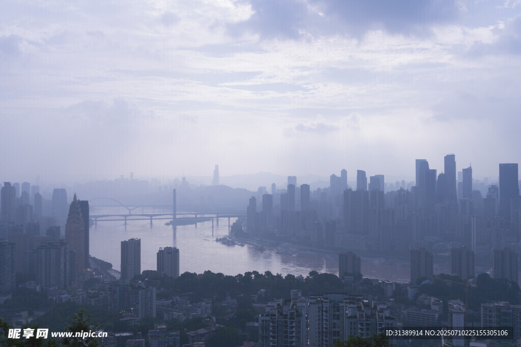 雾中都市景观