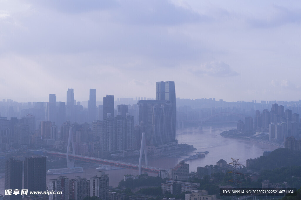 雾中都市江景
