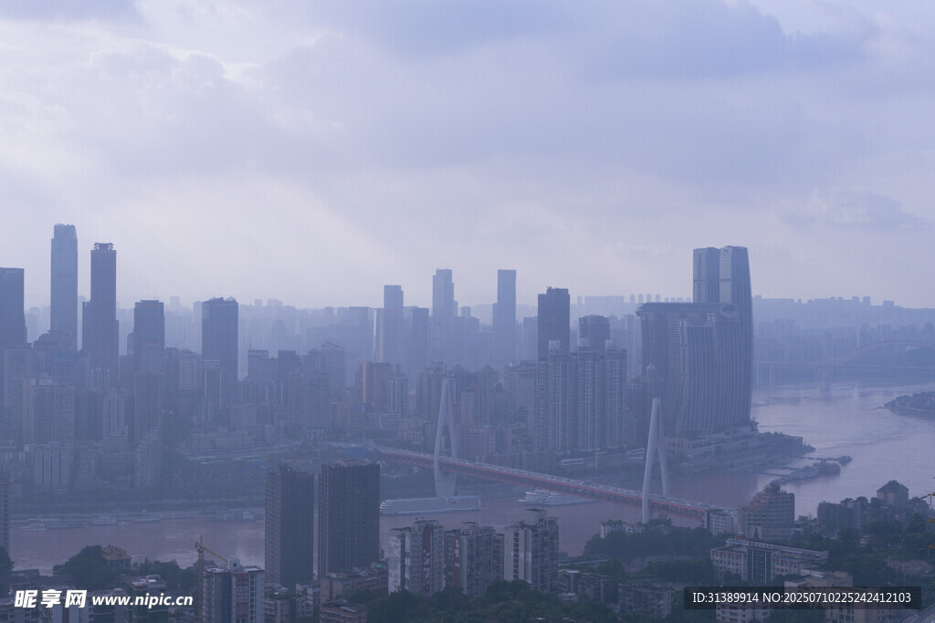 雾中都市风光