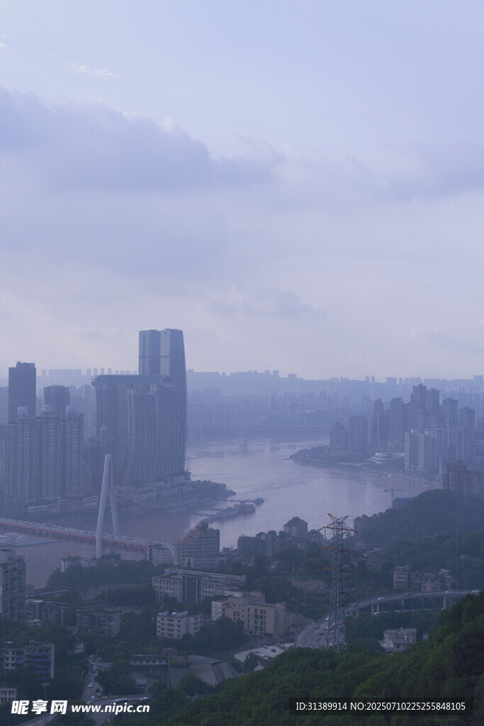 山城雾中城市景观