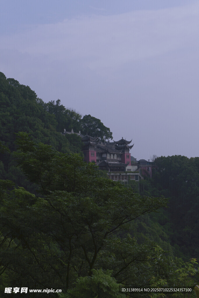 山林间的古建筑