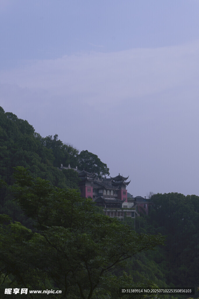 山林间的古朴建筑