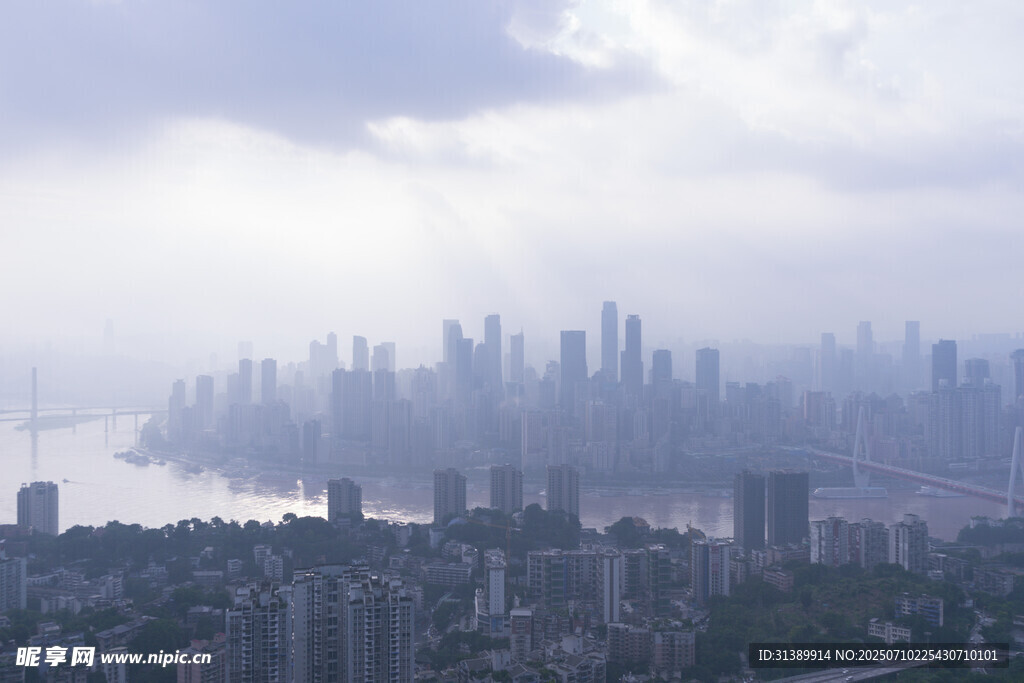 雾中都市天际线景观