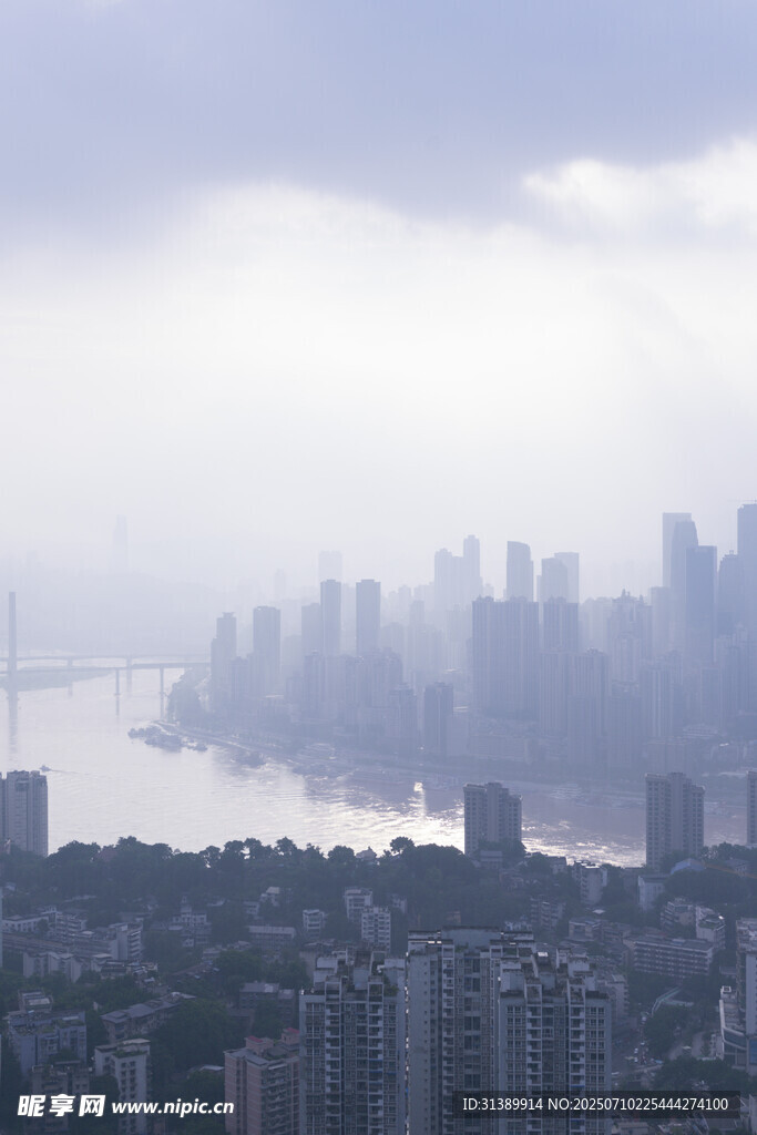 雾中城市景观