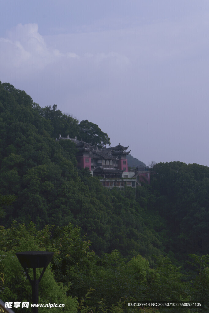 山间绿树掩映的房屋