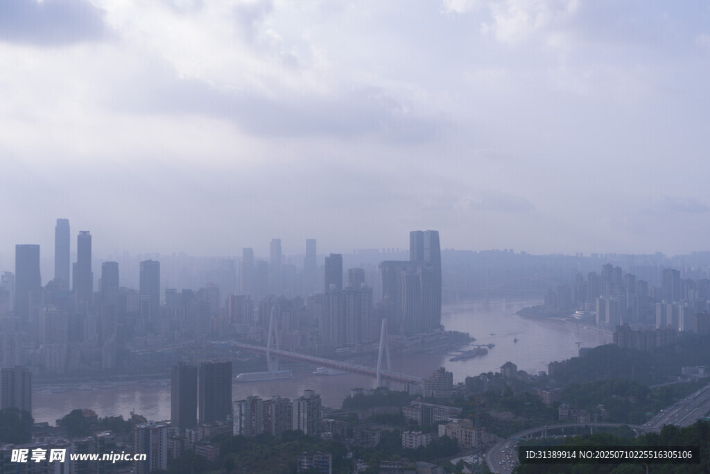 雾中都市天际线景观