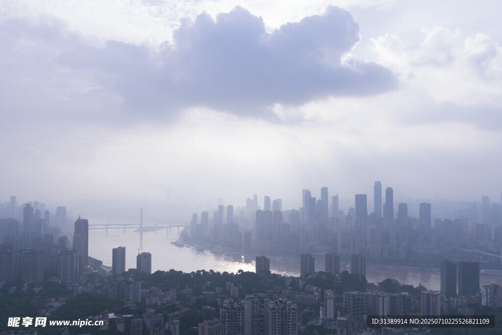 雾中都市景观